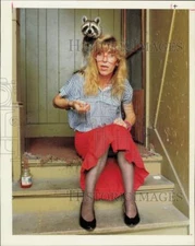 1990 Press Photo Erika Erinwulf and raccoon "Baby" at their apartment stairway.