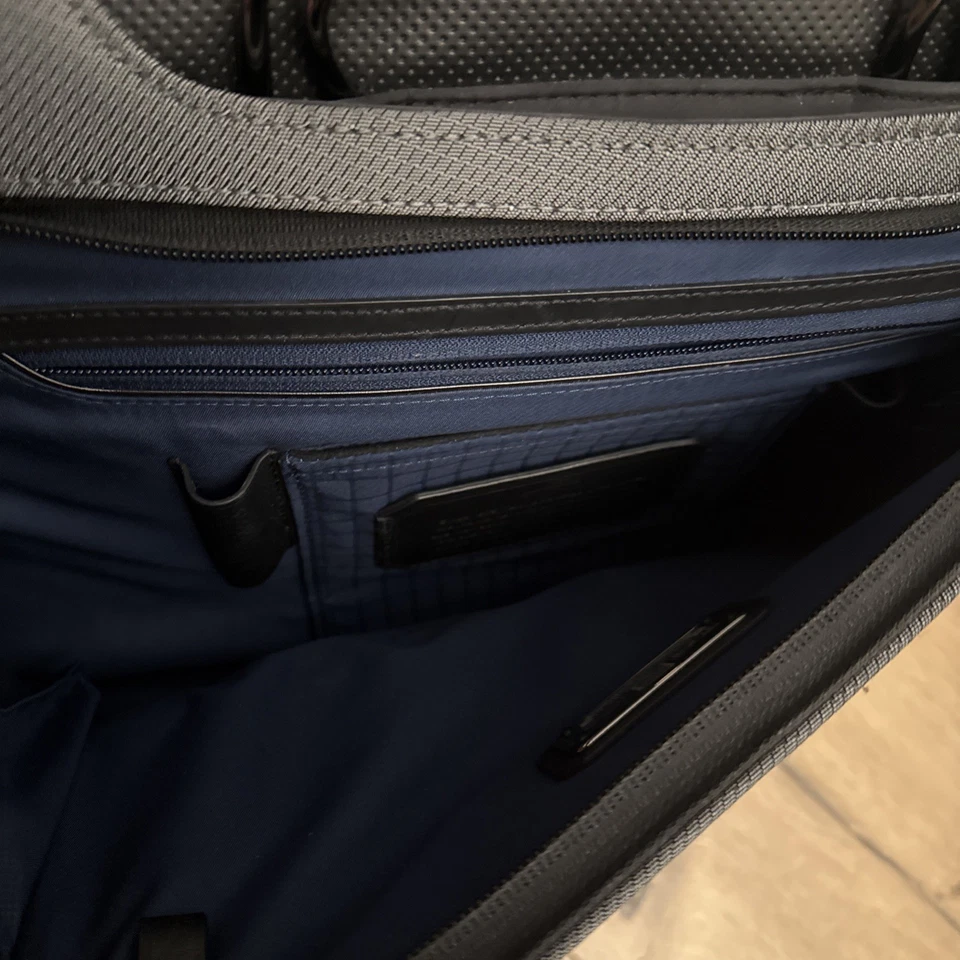 Tumi Arrive Hannover Slim Men's Leather Briefcase - Grey - Image 3 of 4