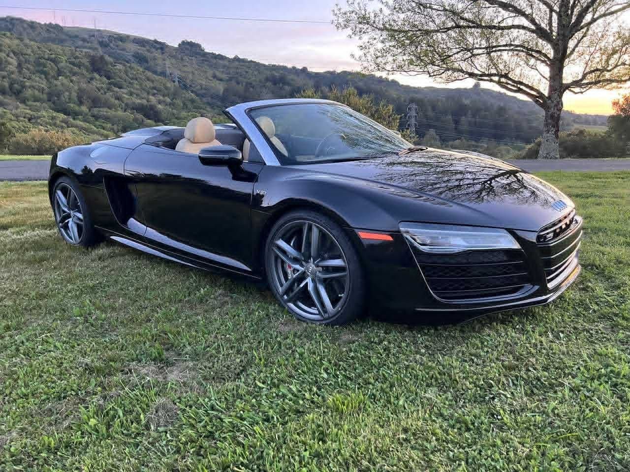 2014 Audi R8 525 HP, Carbon-Ceramic Brakes, Power Top, B&O...