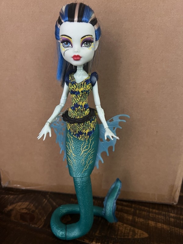 Monster High Frankie Stein Great Scarrier Reef 11in Fashion Doll