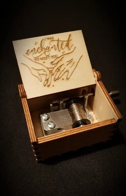 Boîte à musique en bois Taylor Swift - Enchanted - Personnalisable - Photo 1/3