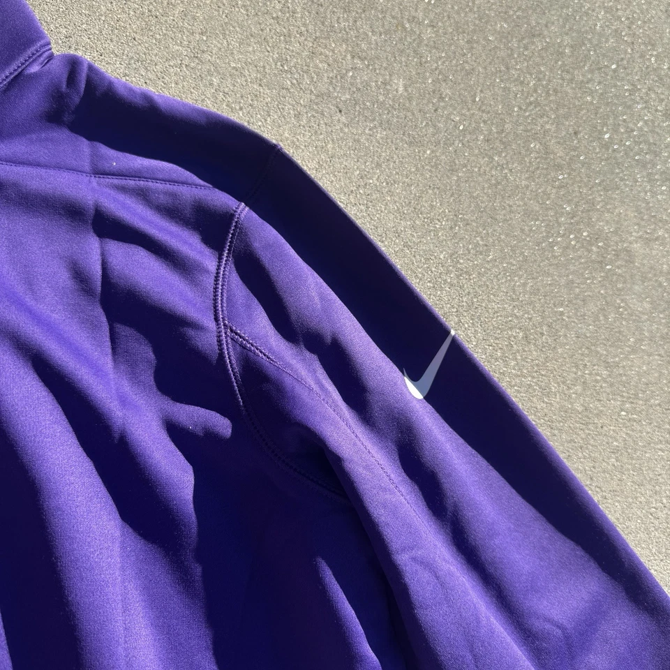 Top repelente al agua púrpura L grande Nike para hombre ajuste térmico 1/2 cremallera AR2600-547 Foto 4 de 4