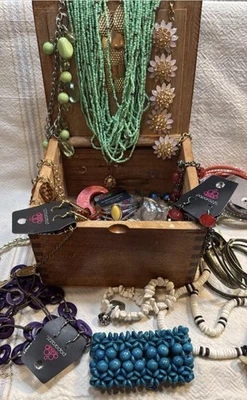 Jewelry Lot In Oak Box-New Paparazzi Sets-Brooches-Necklaces Earrings Lot - Image 1 of 4