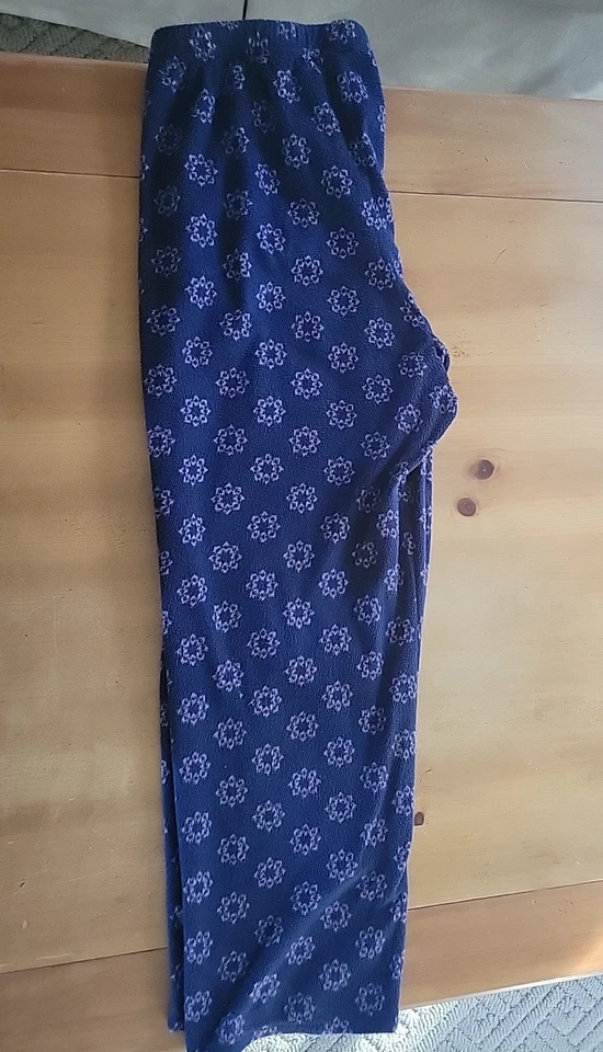 Women's Fleece Pajama Bottoms Croft and Barrow Size M Pre-owned Navy/Pink - Image 4 of 4