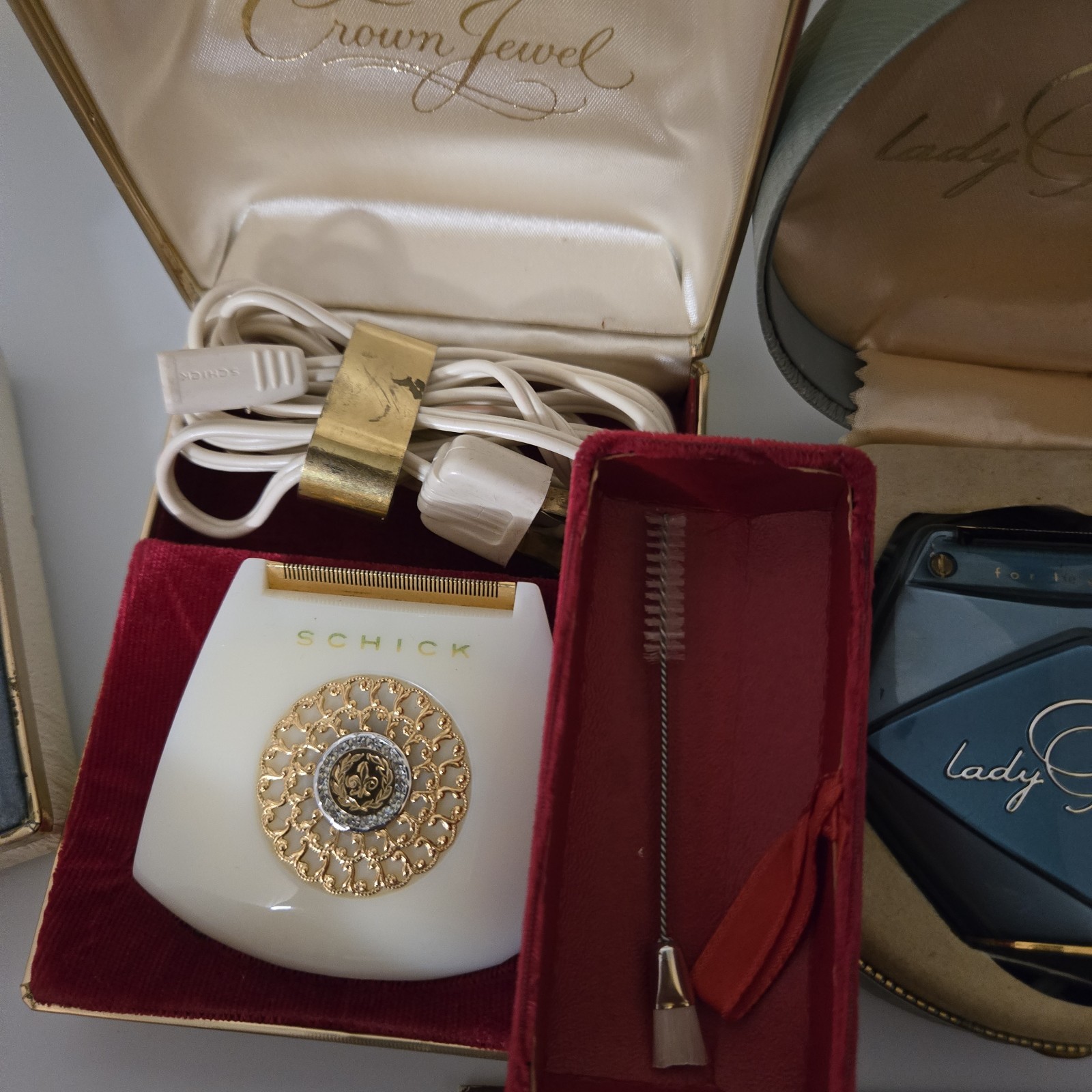 *Lot Of 5* Vintage Womens Razors: Lady Schick, Norelco, Lady Ronson, Remington