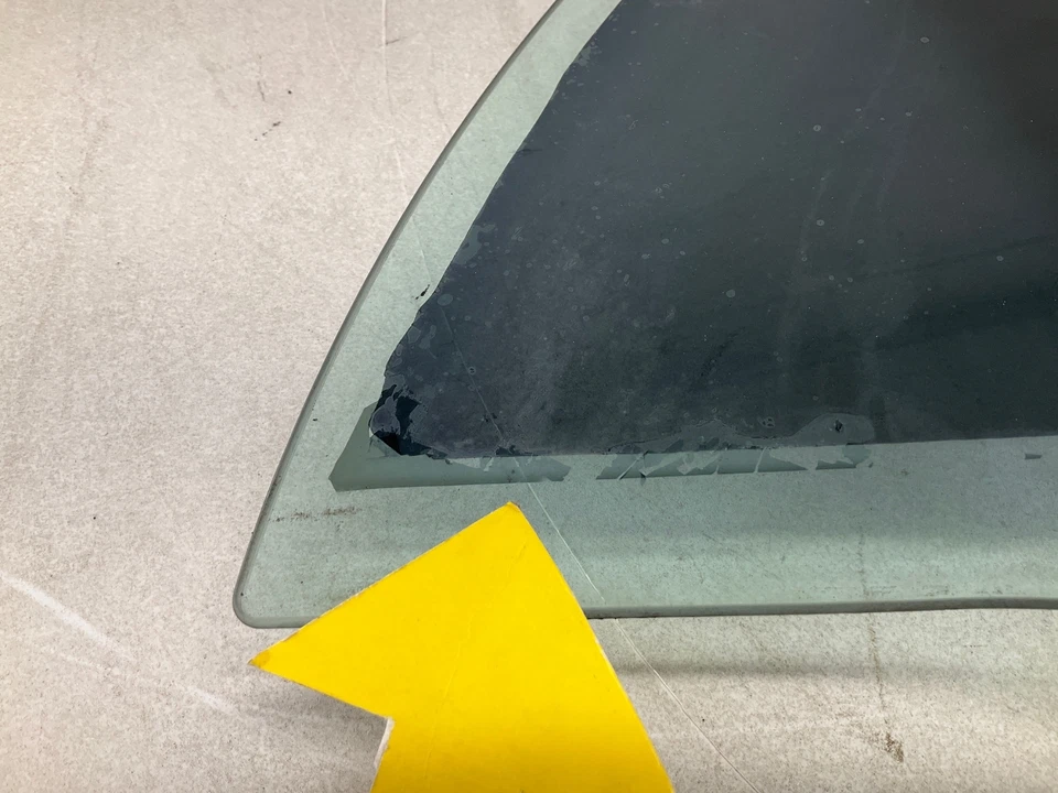 01-06 BMW 330Ci заднее правостороннее пассажирское стекло на четверть стекла с регулятором - Изображение 4 из 4