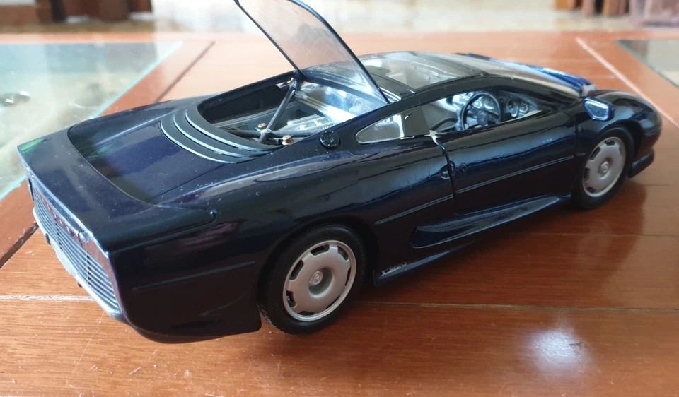 Maisto 1/18 scale Diecast - 31807 Jaguar XJ220 1992 Dark blue - Immagine 4 di 4