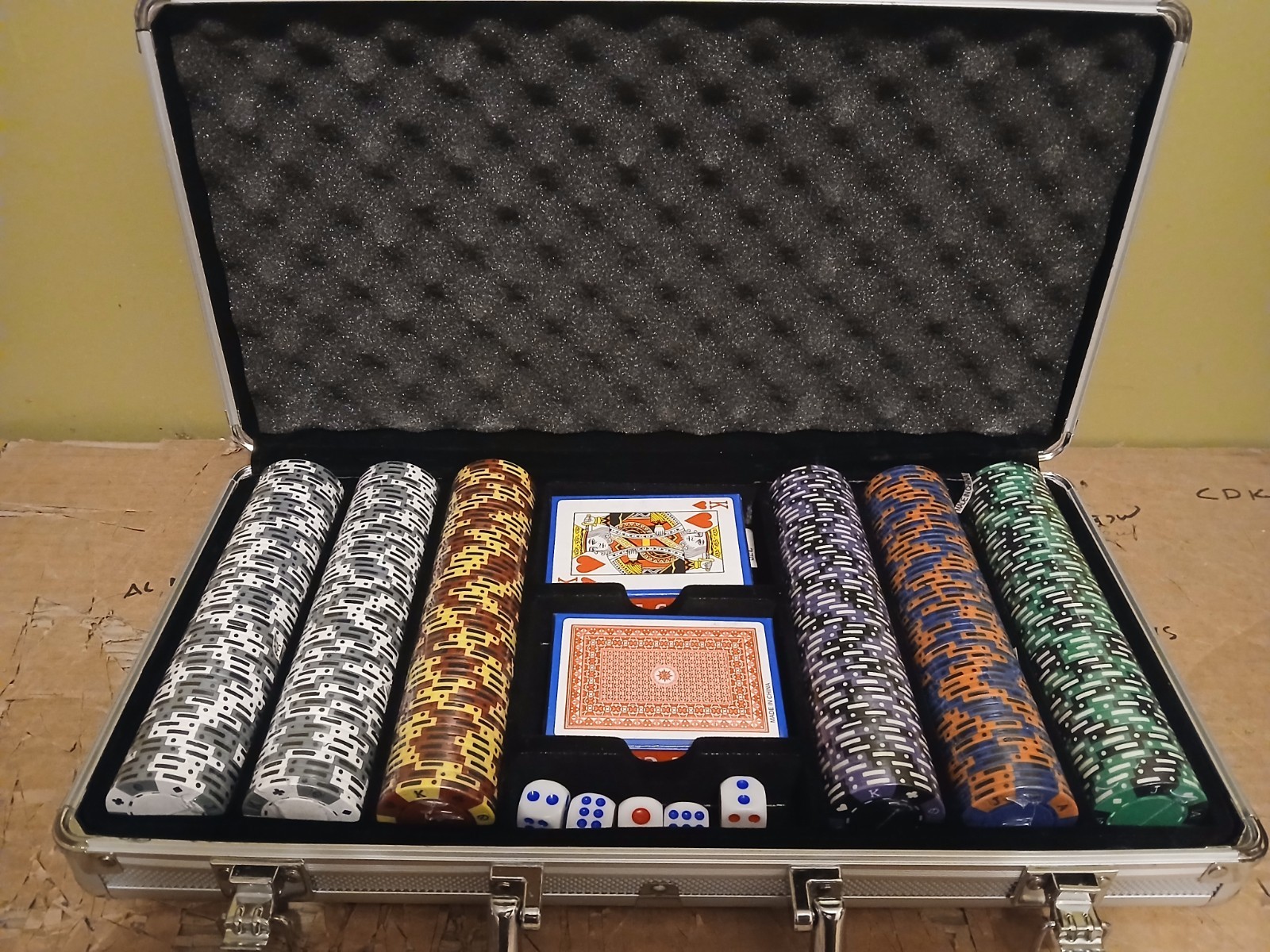 New 300 Piece Poker Club Set