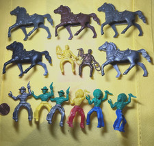 Rare Vintage 8 Multi Colored TWIST Cowboy  Indian Figures  5 Horses Plastic