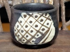 Ancienne tasse à saké noire japonaise signée Kuro Oribe Guinomi