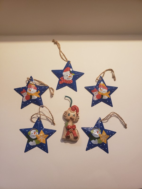 Christmas Ornament Lot ,5 Snowman Tin Stars And A Cat With Santa Hat