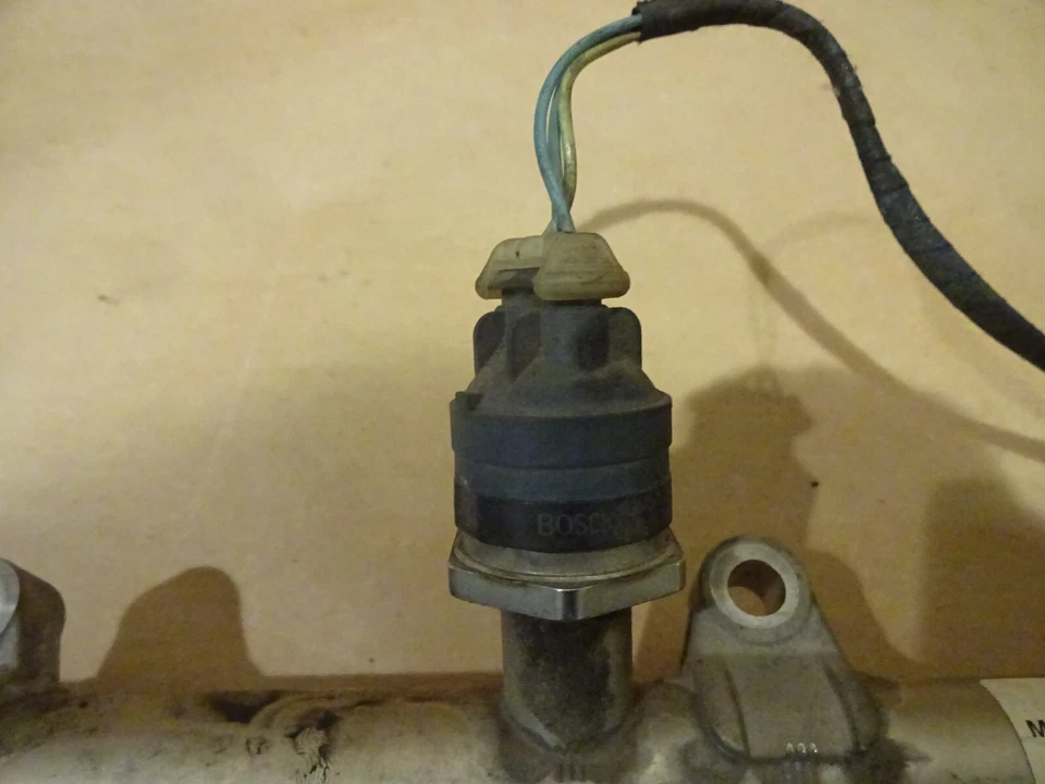 Riel de inyección de combustible Ferrari California / sin inyectores - P/N 247581 Foto 3 de 4