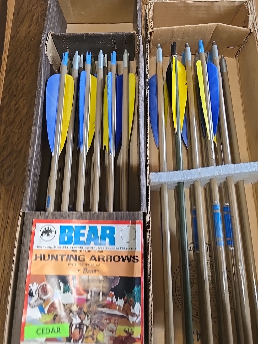 23 Vintage BEAR ARCHERY CEDAR FIELD POINT ARROWS Original Box