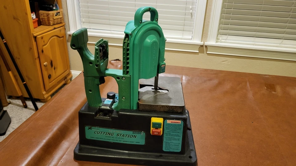 Беспроводная ленточная пила Stout STX-250 18 В с 3 батареями, зарядным устройством и режущей станцией - Изображение 2 из 4