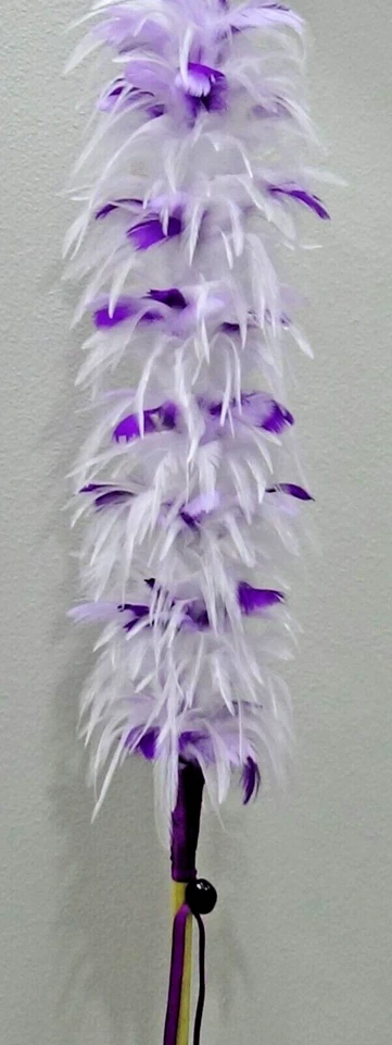 #229 Kahili and Stand Hawaiano Púrpura Lavanda y Blanco Cuatro Pies Emplumado Foto 2 de 4