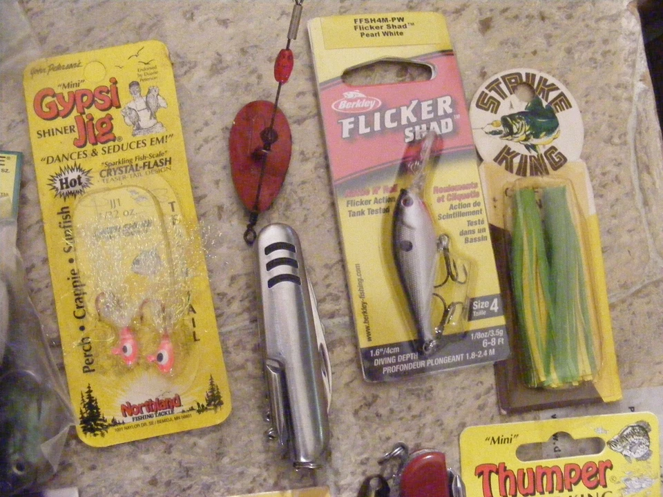 Caja y señuelos de aparejos de pesca Plano Side Kick usados, hilanderos Worden, cucharas, plantillas Foto 2 de 4