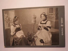 Miesbach Oberbayern - 2 junge Frauen beim Nähen - Spinnrad - Wolle Tracht ?/ KAB