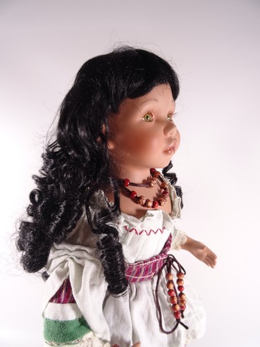 Sammlerpuppe Biskuit-Porzellan weicher Körper Mädchen Trachten-Bekleidun (11369) - Bild 7 von 8