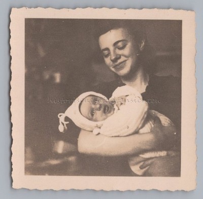 Happy Young Mother with Child - Vintage Photo 1930s 1940s