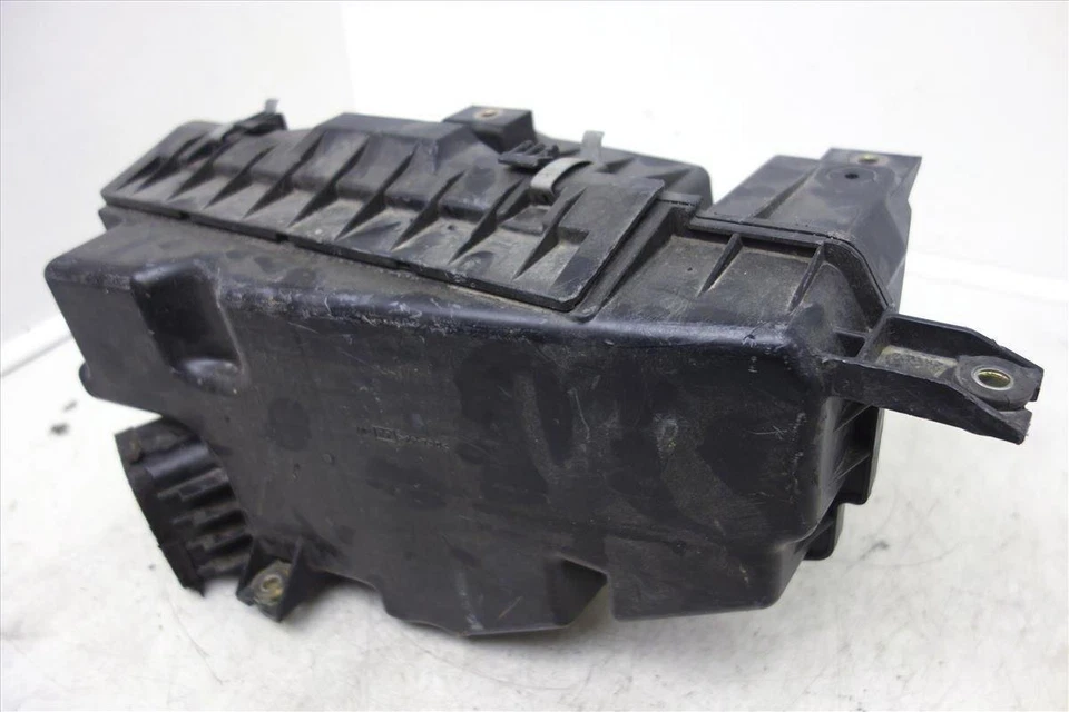 Коробка фильтра воздухозаборника 2002-2003 Nissan Maxima 16500-5Y700 - Изображение 2 из 4