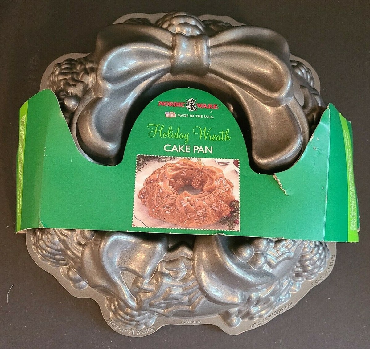 Nordic Ware Holiday Wreath Pan Heavy Cast Aluminum 9-Cup Bundt