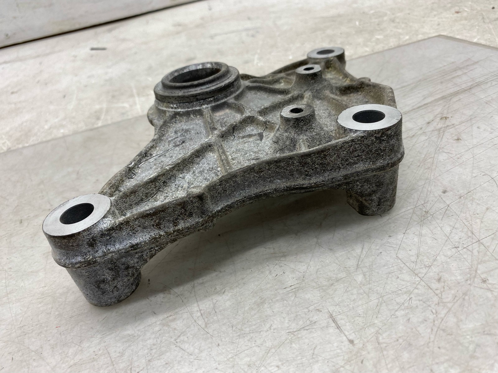2020-2025 ASTON MARTIN DBX 4.0L UPPER OIL PAN SIDE SUPPORT BRACKET 1770144100
