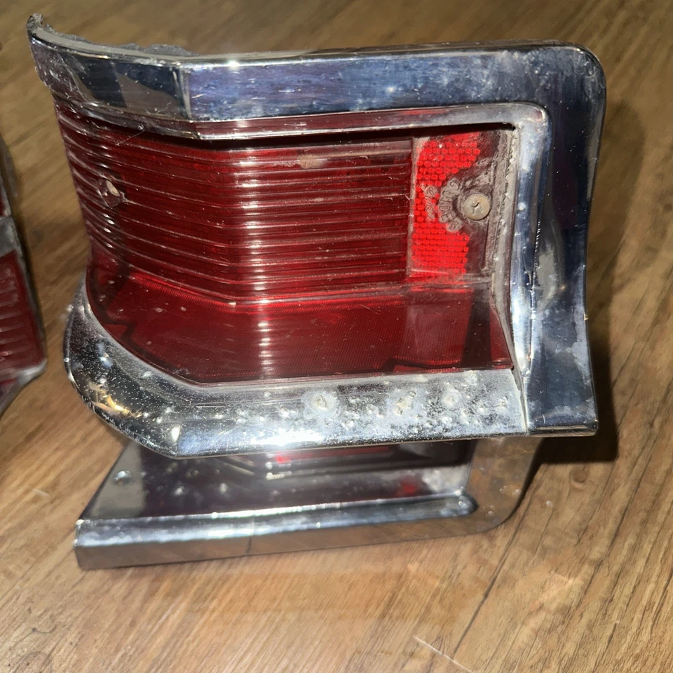 Oldsmobile Olds Dynamic 88 1963 luz trasera izquierda derecha y derecha derecha usada OEM 63 Foto 2 de 4