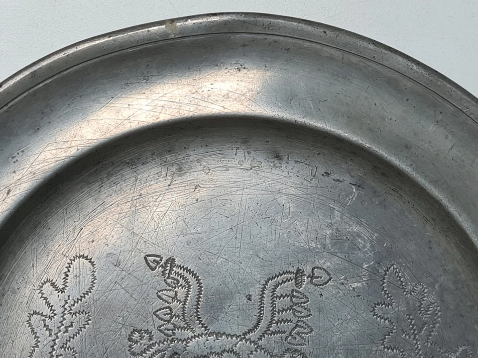 Ancienne assiette du 18ème en étain décor gravé de mariage ou blason daté 1777 - Photo 4/4