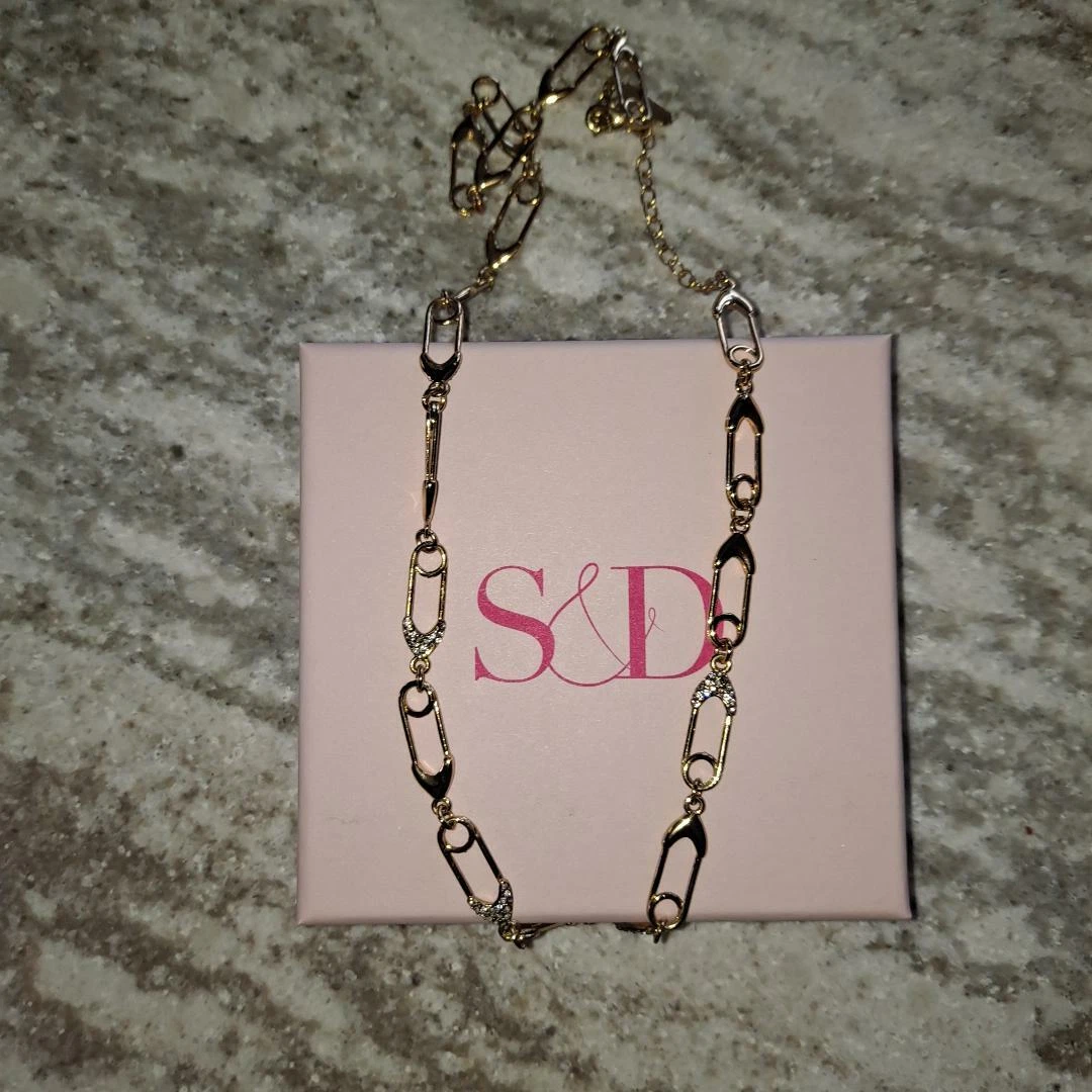 Stella Dot Gold Safety Pin Necklace Mint Never Used FREE SHIPPING