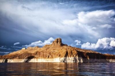 Wandbild: Rote Klippen reflektieren im Wasser des Lake Powell, USA (19297788)