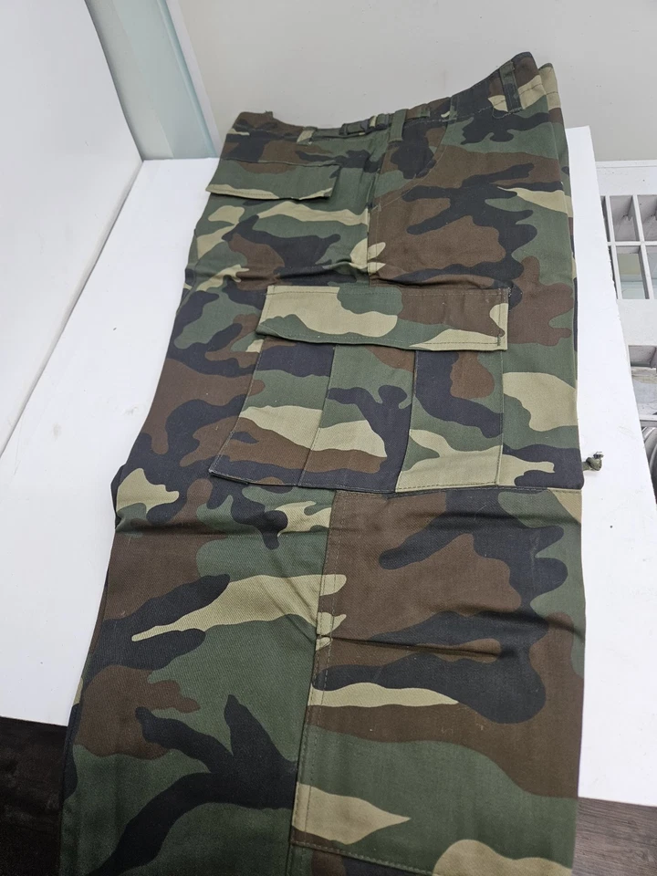 BRAND NEW VINTAGE  WINCHESTER WOODLAND CAMO CARGO HUNTING PANTS 70-80'S - Image 3 of 4