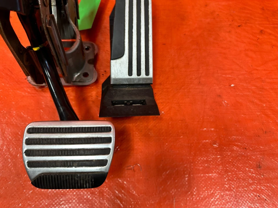 08-15 INFINITI G37 & Q60 - CUPÉ 2D - MOLDURA DEPORTIVA ALUMINIO - PEDAL GASOLINA Y FRENO Foto 3 de 4