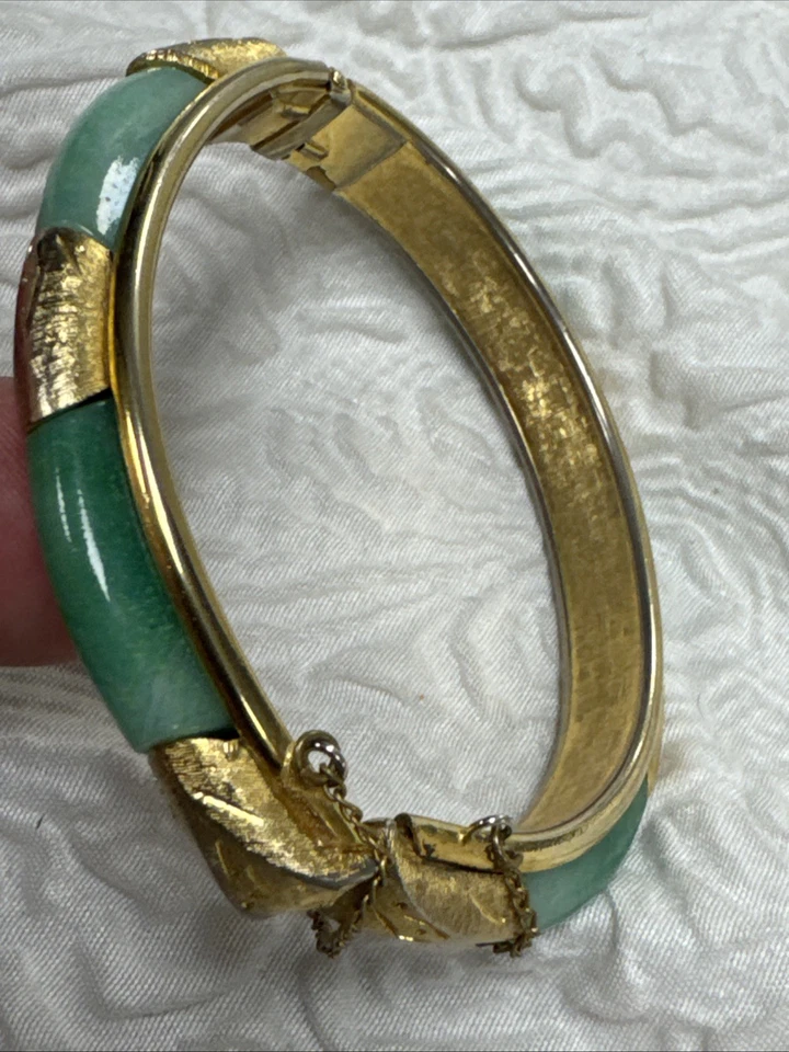Pulsera con bisagras inserciones JADE verde - brazalete chapado en oro grabado con cadena de seguridad Foto 3 de 4