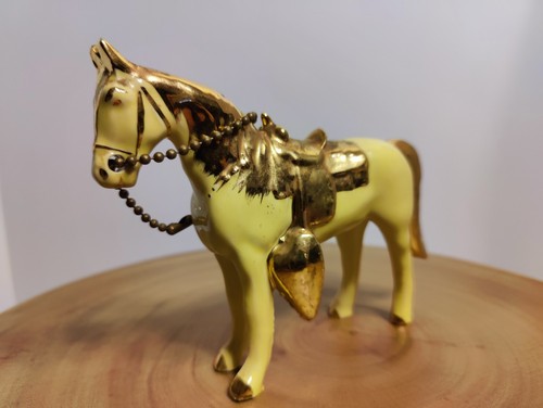 Statuina cavallo e sella in ceramica vintage Sabin bellissima bordo oro western - Foto 1 di 7