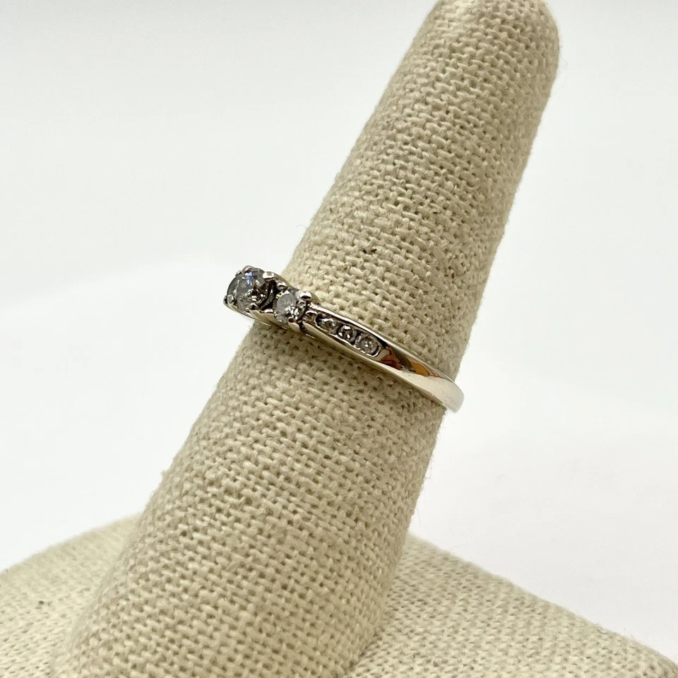 Anillo de oro blanco de 14 k 0,4 ctw trilogía de 9 diamantes con detalles talla 7 (LO1004975) Foto 4 de 4