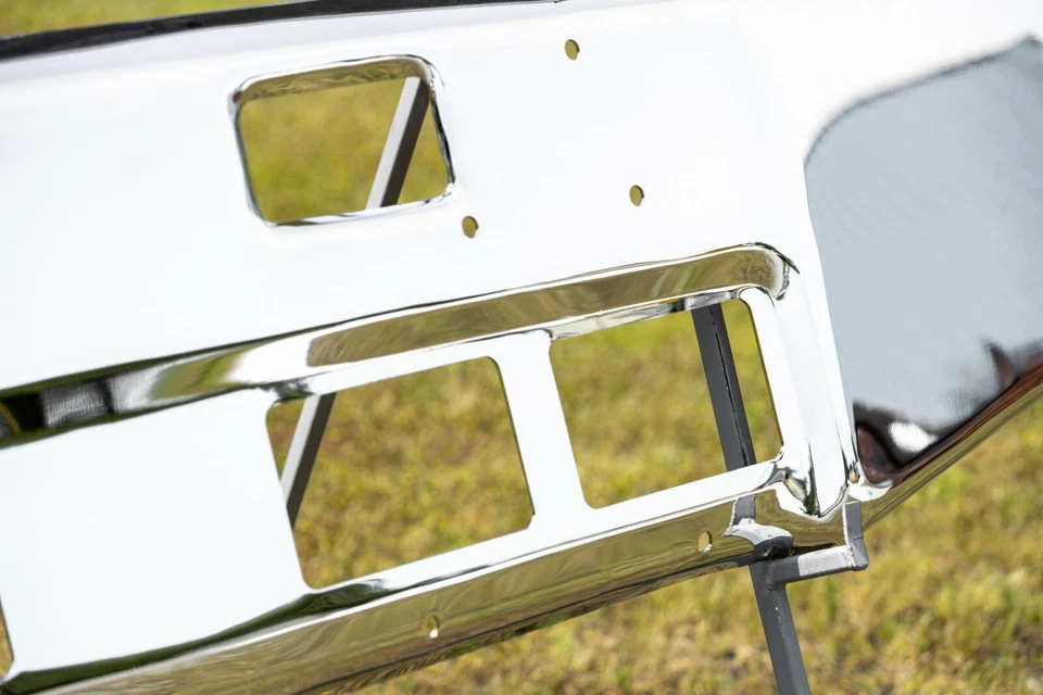 Parachoques Ford LTL9000 - Cromo con recortes de luz antiniebla Foto 3 de 4