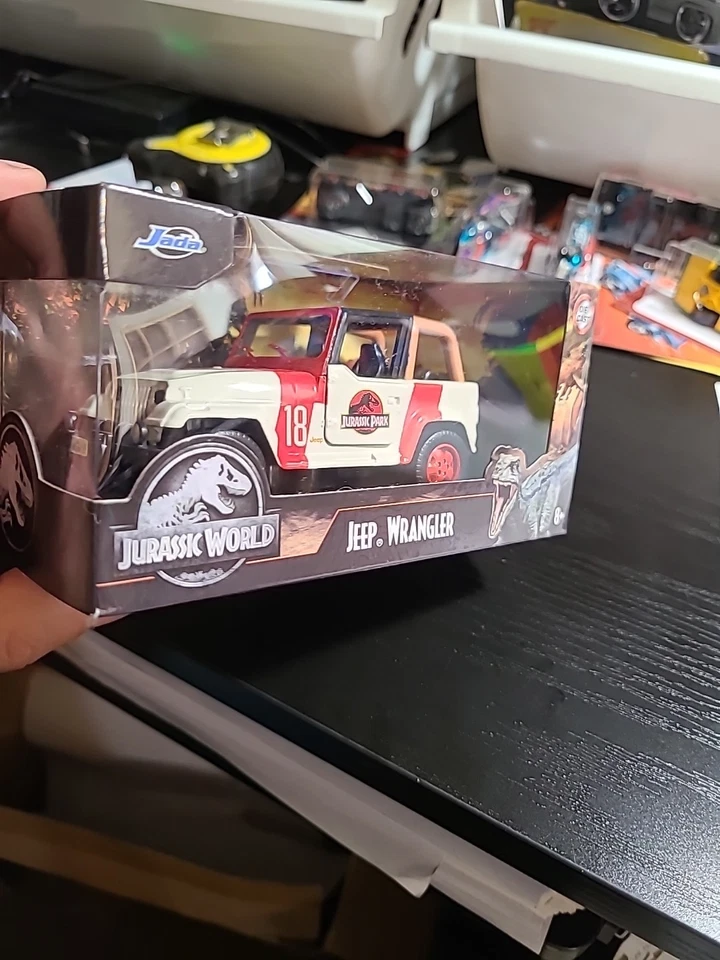 Very RARE: Jurassic Park Jurassic World  Jeep Wrangler 29,  Diecast 1:32 Scale - Image 4 of 4