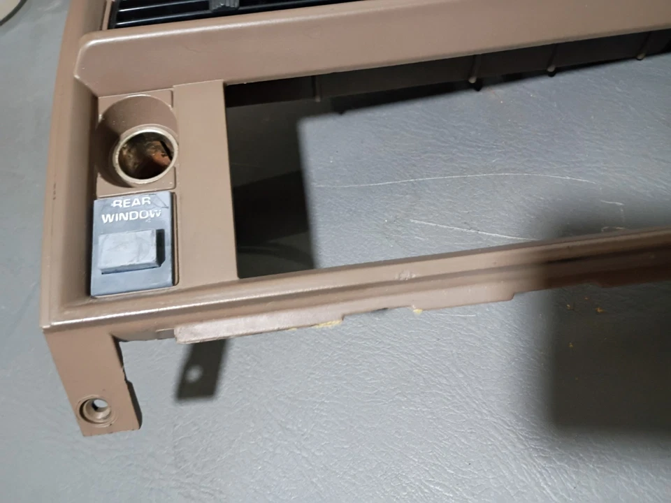 1988 - 1994 雪佛兰 S10 GMC S15 运动夹克 Radio Dash Trim 圈 原始设备制造商 #15595798 — 第 3/4 张图片