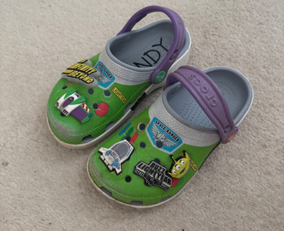 Crocs Disney Pixar Toy Story Buzz Lightyear Clogs Kinder Größe 11 grün lila