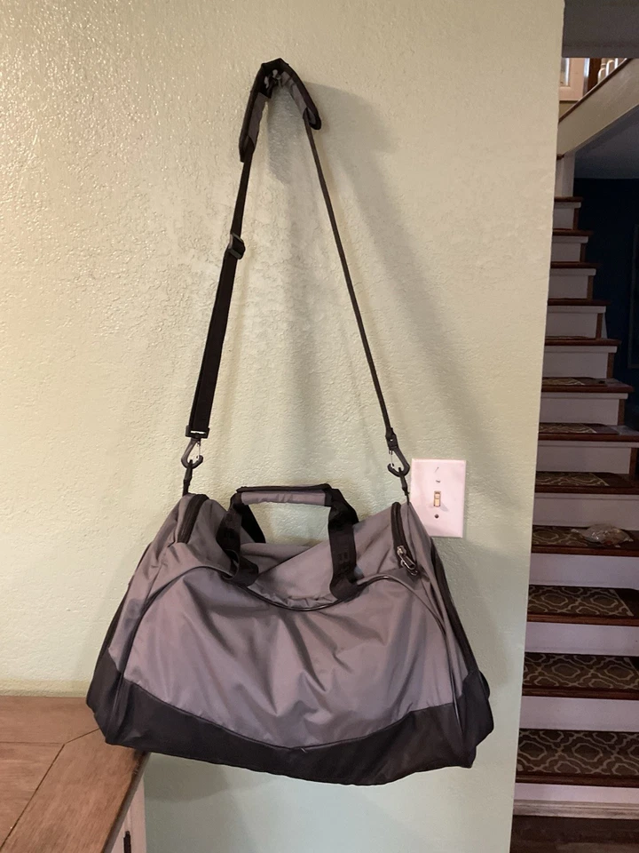 全新 Under Armour 行李袋 防水 伟大的圣诞礼物 — 第 3/4 张图片