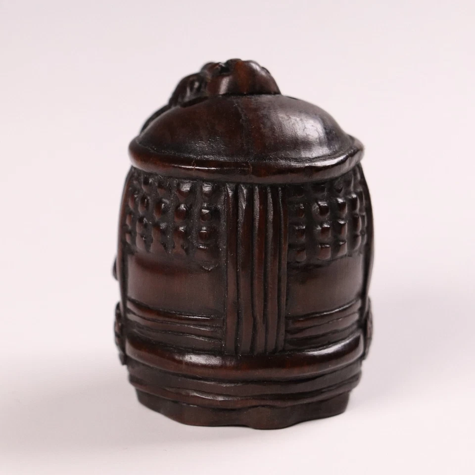 Antigua mujer japonesa tallada en madera firmada Netsuke sosteniendo una campana era Meiji Foto 3 de 4