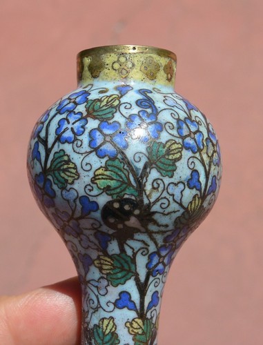 Petit vase chinois 19ème émaillé cloisonné doré tabatière insecte fleur - Photo 3 sur 12