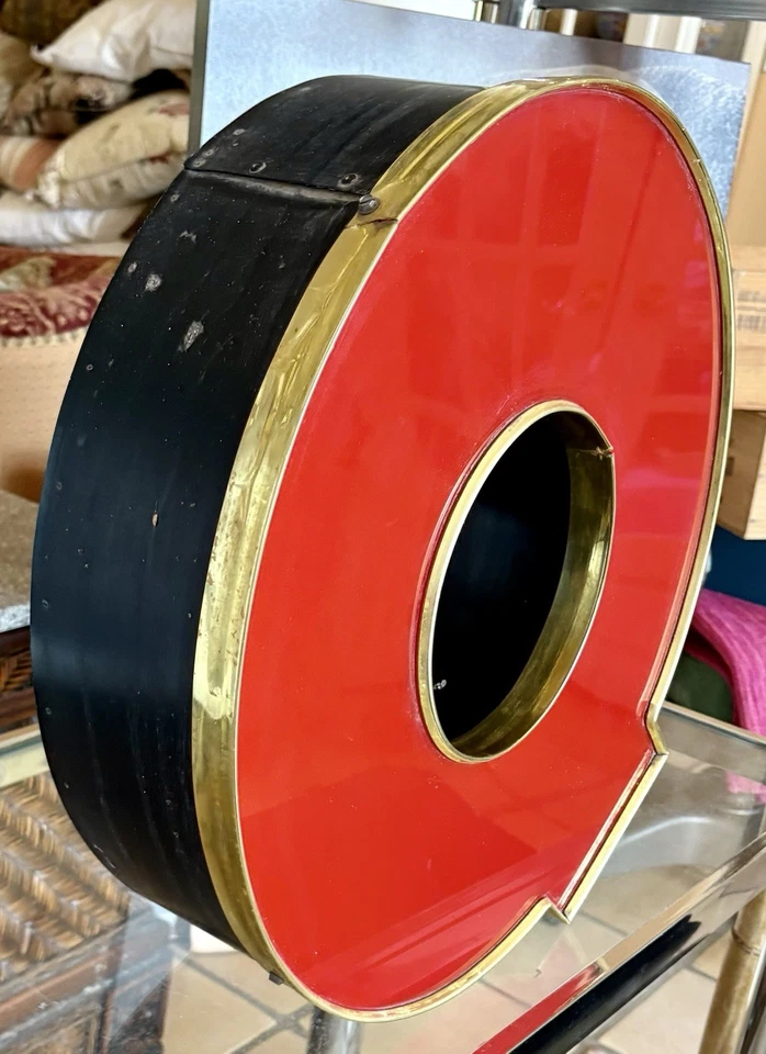 Letra de canal de metal acrílico y negro con adornos rojos y dorados Q vintage Foto 3 de 4