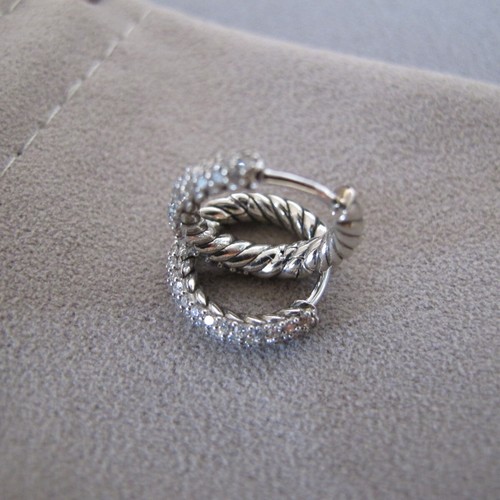 Pendientes tipo argolla David Yurman de plata de ley con diamantes de 14 mm pequeños pavé Huggie J73 - Imagen 8 de 9