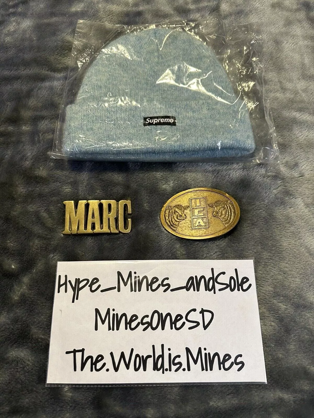 Bonnet mohair Supreme (FW22) neuf avec étiquette   Bleu clair