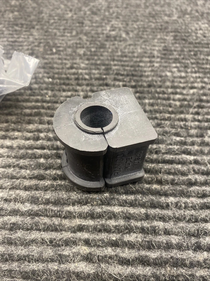 Buje de barra estabilizadora trasera al cuadro para Toyota Highlander 2004-2013 TRW JBU1326 Foto 2 de 4