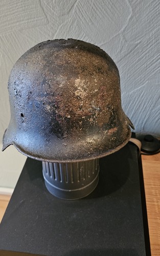 M34 Stahlhelm mit Gasmaskenbehälter