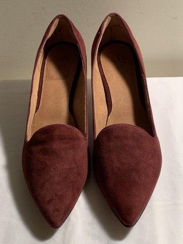 Clarks Indigo Women's 9M Sage Elfin Suede Pointed Toe Kitten Heel Pump Burgundy - 第 1/12 張圖片