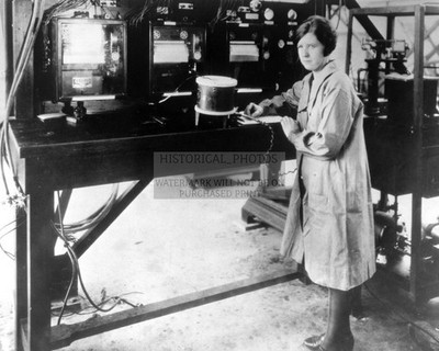 NACA FEMALE ENGINEER IN INSTRUMENT RESEARCH LABORATORY 1929 8X10 PHOTO
