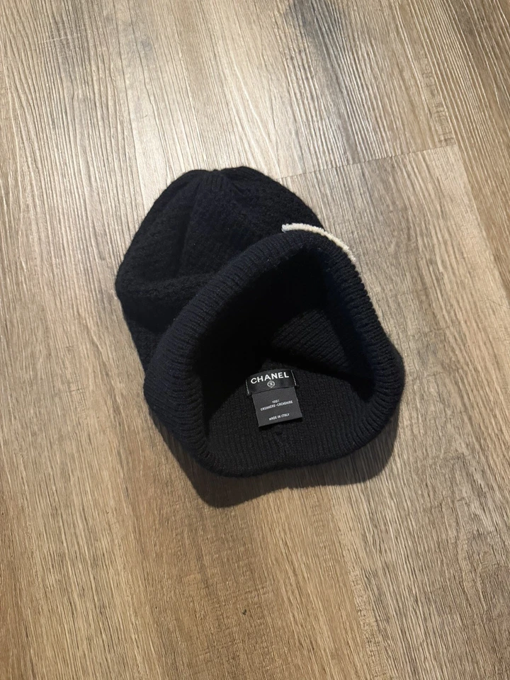 Auténtico gorro Chanel negro cachemir blanco roto logotipo CC Foto 2 de 4